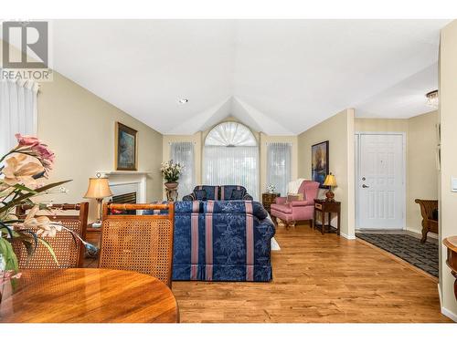 1220 25 Avenue Unit# 42, Vernon, BC - Indoor Photo Showing Living Room