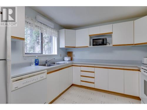 3656 Hesse Place, Prince George, BC - Indoor Photo Showing Kitchen With Double Sink