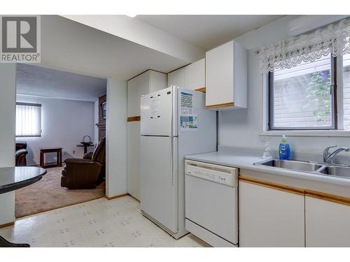 3656 Hesse Place, Prince George, BC - Indoor Photo Showing Kitchen With Double Sink