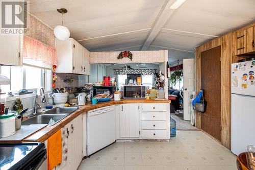 3962 Weisbrod Road, Prince George, BC - Indoor Photo Showing Kitchen With Double Sink