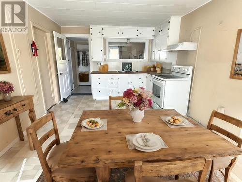 6489 Okanagan Street, Oliver, BC - Indoor Photo Showing Dining Room