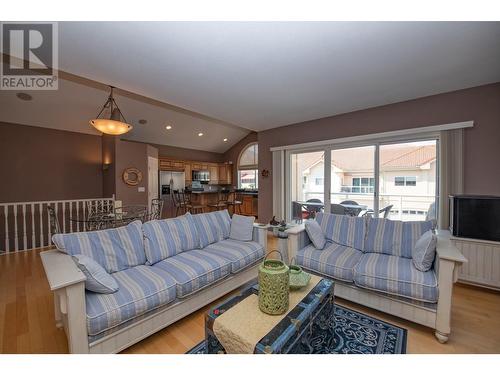 7701 Okanagan Landing Road Unit# 8, Vernon, BC - Indoor Photo Showing Living Room