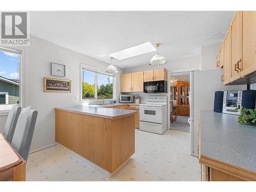 436 Eldorado Road, Kelowna, BC - Indoor Photo Showing Kitchen