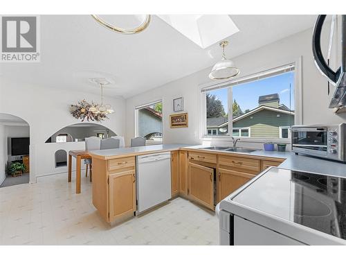 436 Eldorado Road, Kelowna, BC - Indoor Photo Showing Kitchen With Double Sink