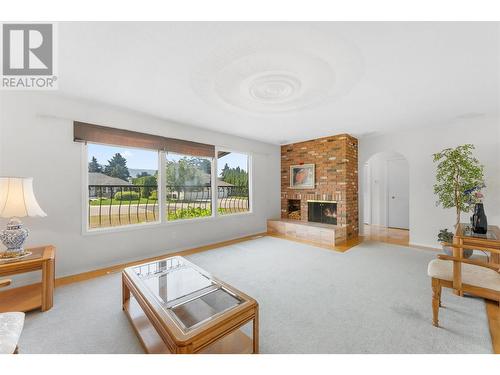 436 Eldorado Road, Kelowna, BC - Indoor Photo Showing Living Room With Fireplace