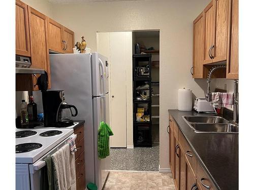 202-651 Maquinna Dr North, Tahsis, BC - Indoor Photo Showing Kitchen With Double Sink