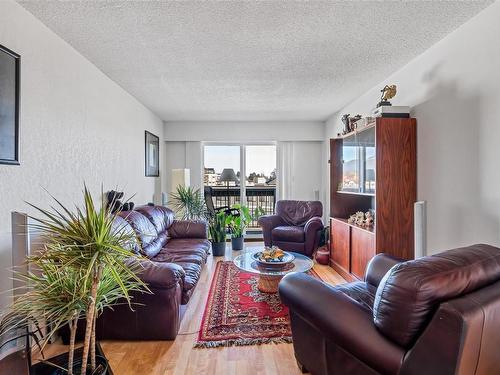 203-156 Government St, Duncan, BC - Indoor Photo Showing Living Room