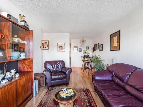 203-156 Government St, Duncan, BC - Indoor Photo Showing Living Room