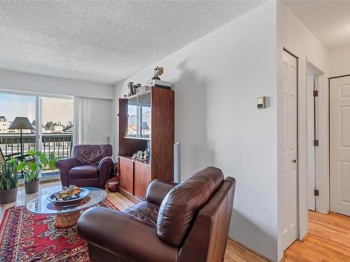 203-156 Government St, Duncan, BC - Indoor Photo Showing Living Room