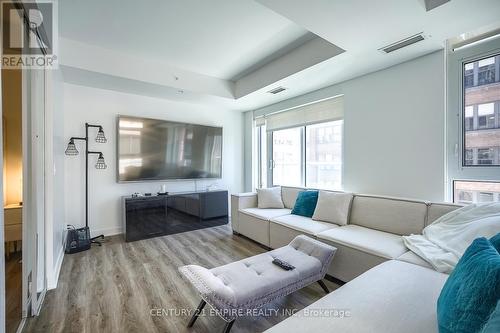 325 - 30 Nelson Street, Toronto (Waterfront Communities), ON - Indoor Photo Showing Living Room