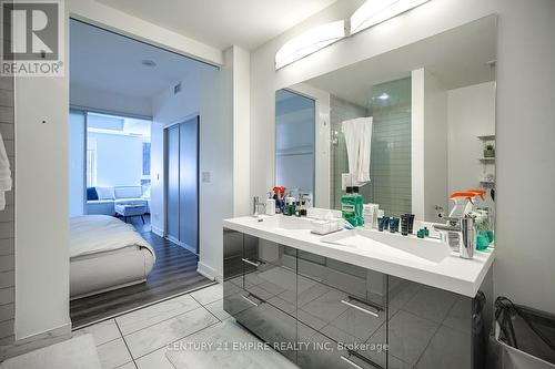 325 - 30 Nelson Street, Toronto (Waterfront Communities), ON - Indoor Photo Showing Bathroom