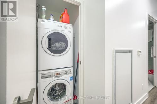 325 - 30 Nelson Street, Toronto (Waterfront Communities), ON - Indoor Photo Showing Laundry Room