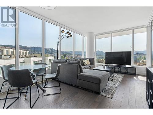 1181 Sunset Drive Unit# 602, Kelowna, BC - Indoor Photo Showing Living Room