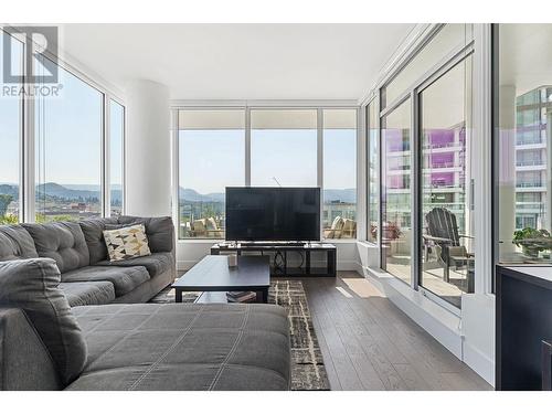 1181 Sunset Drive Unit# 602, Kelowna, BC - Indoor Photo Showing Living Room