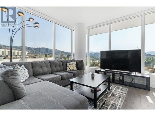 1181 Sunset Drive Unit# 602, Kelowna, BC - Indoor Photo Showing Living Room