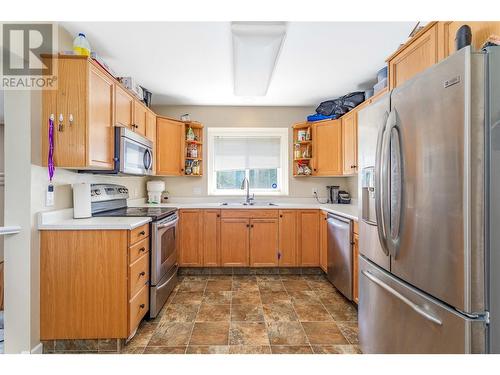 483 Parfitt Court, Kelowna, BC - Indoor Photo Showing Kitchen With Double Sink