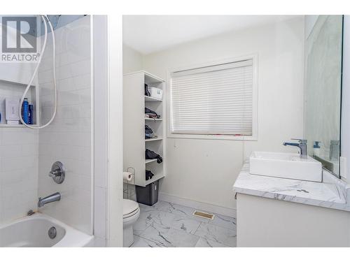 483 Parfitt Court, Kelowna, BC - Indoor Photo Showing Bathroom