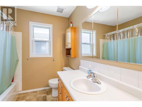 483 Parfitt Court, Kelowna, BC - Indoor Photo Showing Bathroom