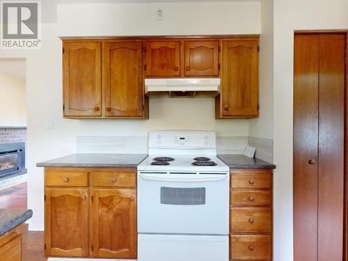 5201 Manson Ave, Powell River, BC - Indoor Photo Showing Kitchen