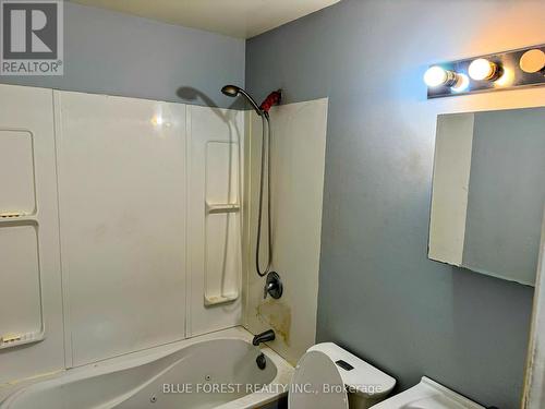 23 Giles Street, London, ON - Indoor Photo Showing Bathroom