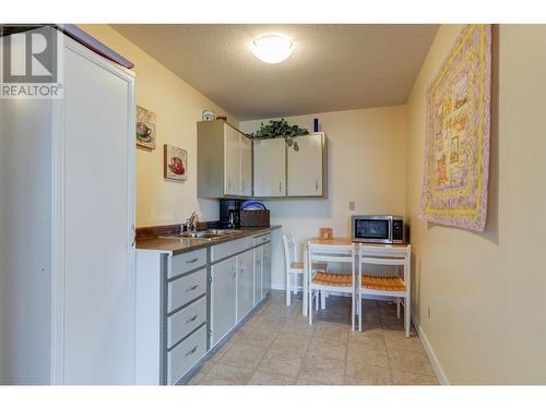 6150 Davies Crescent, Peachland, BC - Indoor Photo Showing Kitchen With Double Sink