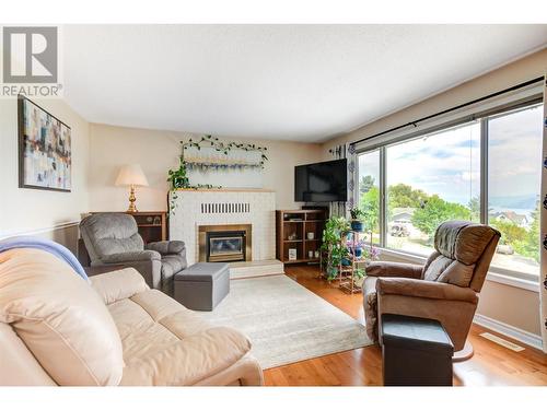 6150 Davies Crescent, Peachland, BC - Indoor Photo Showing Living Room With Fireplace