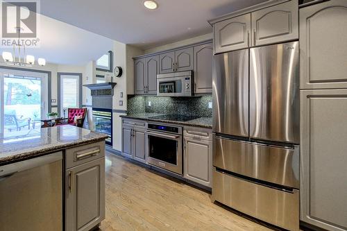 4008 Gallaghers Terrace, Kelowna, BC - Indoor Photo Showing Kitchen With Upgraded Kitchen