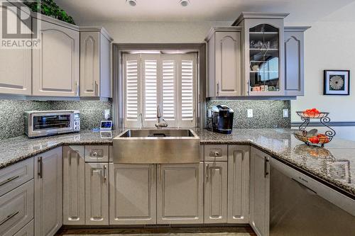 4008 Gallaghers Terrace, Kelowna, BC - Indoor Photo Showing Kitchen