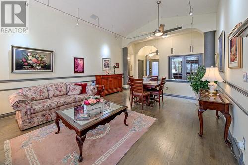 4008 Gallaghers Terrace, Kelowna, BC - Indoor Photo Showing Living Room