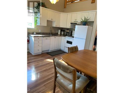 400 Riverside Way Unit# 439, Fernie, BC - Indoor Photo Showing Kitchen