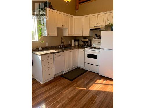 400 Riverside Way Unit# 439, Fernie, BC - Indoor Photo Showing Kitchen