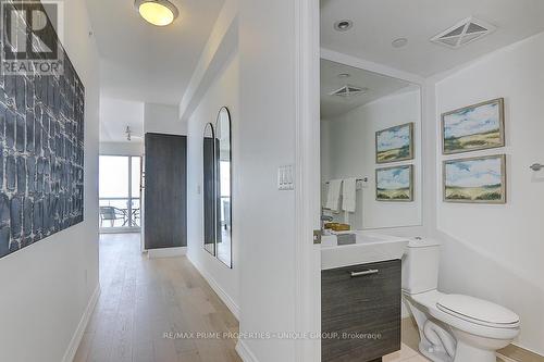 5202 - 386 Yonge Street, Toronto (Bay Street Corridor), ON - Indoor Photo Showing Bathroom