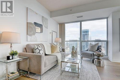 5202 - 386 Yonge Street, Toronto (Bay Street Corridor), ON - Indoor Photo Showing Living Room