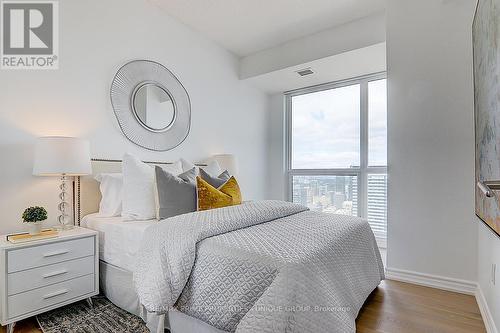 5202 - 386 Yonge Street, Toronto (Bay Street Corridor), ON - Indoor Photo Showing Bedroom