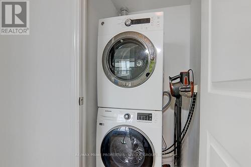 5202 - 386 Yonge Street, Toronto (Bay Street Corridor), ON - Indoor Photo Showing Laundry Room