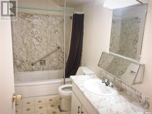 22 23 Centennial Street, Regina, SK - Indoor Photo Showing Bathroom