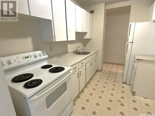 22 23 Centennial Street, Regina, SK - Indoor Photo Showing Kitchen