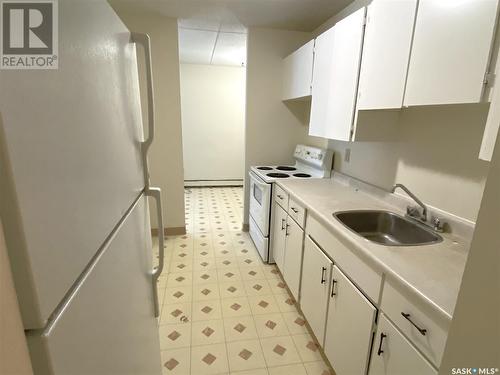 22 23 Centennial Street, Regina, SK - Indoor Photo Showing Kitchen