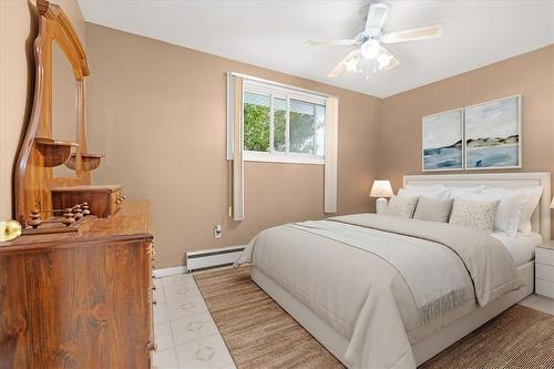 420 West 5Th Street, Hamilton, ON - Indoor Photo Showing Bedroom