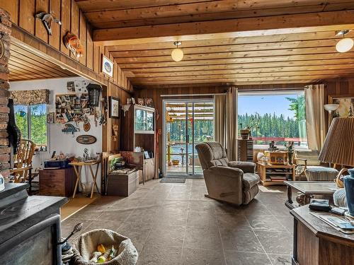 4388 Meadow Creek Road, Kamloops, BC - Indoor Photo Showing Living Room