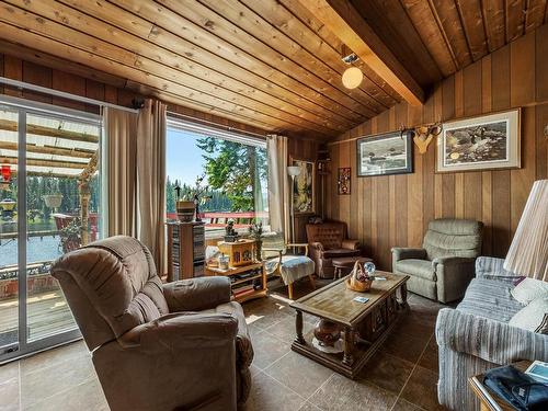 4388 Meadow Creek Road, Kamloops, BC - Indoor Photo Showing Living Room