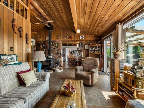 4388 Meadow Creek Road, Kamloops, BC - Indoor Photo Showing Living Room