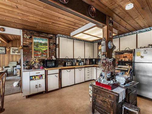 4388 Meadow Creek Road, Kamloops, BC - Indoor Photo Showing Kitchen