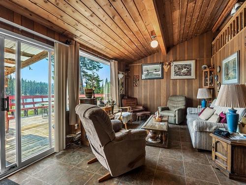 4388 Meadow Creek Road, Kamloops, BC - Indoor Photo Showing Living Room