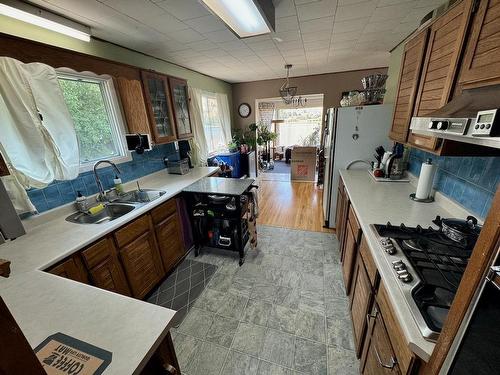 20 Skelly Road, Kamloops, BC - Indoor Photo Showing Kitchen With Double Sink