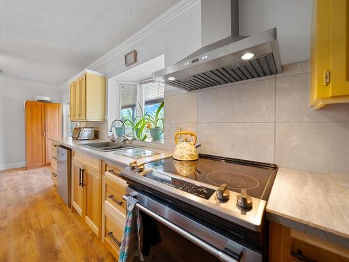 1501 Houston Street, Merritt, BC - Indoor Photo Showing Kitchen With Double Sink