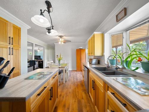 1501 Houston Street, Merritt, BC - Indoor Photo Showing Kitchen With Double Sink