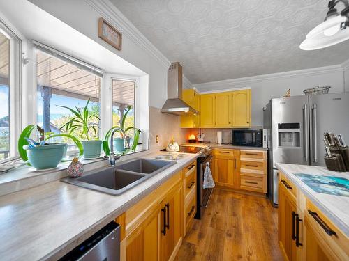 1501 Houston Street, Merritt, BC - Indoor Photo Showing Kitchen With Double Sink With Upgraded Kitchen