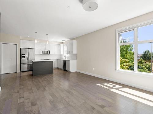 205-4000 Shelbourne St, Saanich, BC - Indoor Photo Showing Kitchen With Upgraded Kitchen