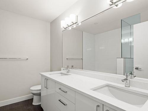 205-4000 Shelbourne St, Saanich, BC - Indoor Photo Showing Bathroom